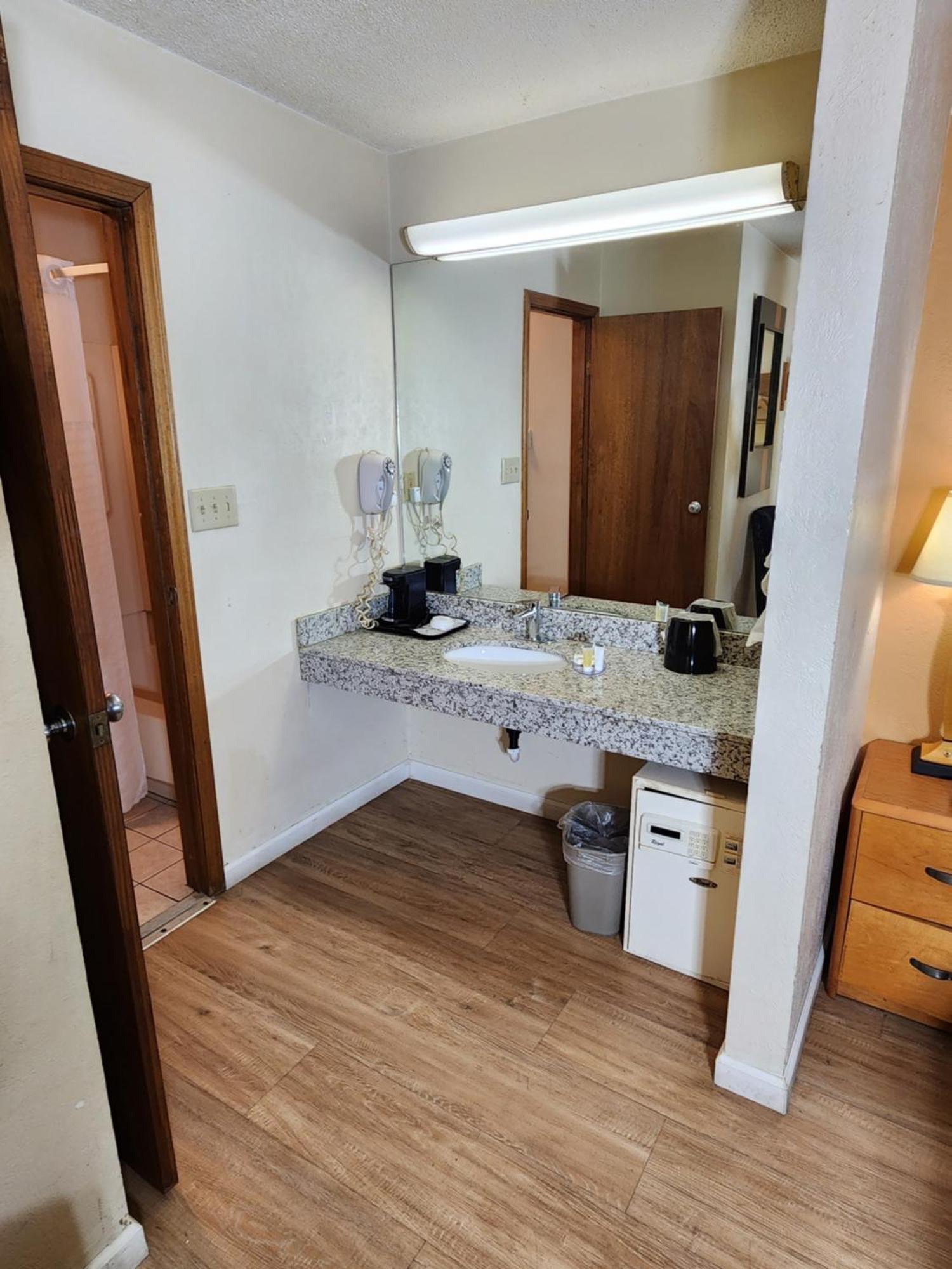 Westspring Inn - Westlake Cleveland Ngoại thất bức ảnh